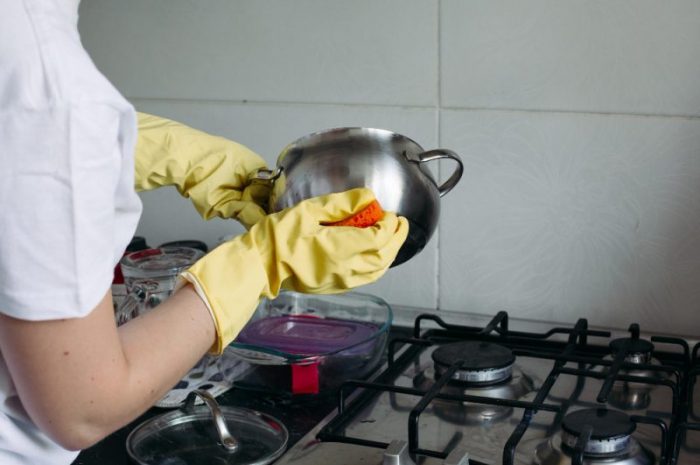 Jak wyczyścić przypalony garnek? 11 domowych sposobów na mycie garnka