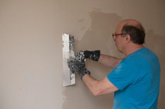 Jak położyć gładź gipsową i skutecznie wyrównać ściany?