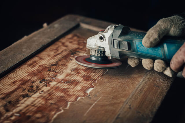 Renowacja mebli drewnianych krok po kroku, czyli odnawianie mebli ze starego drewna