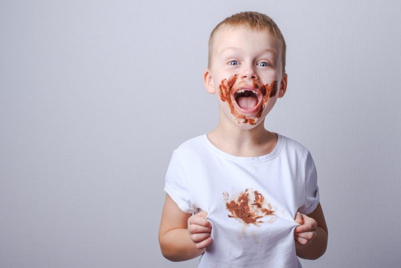 dziecko ubrudzone czekolada