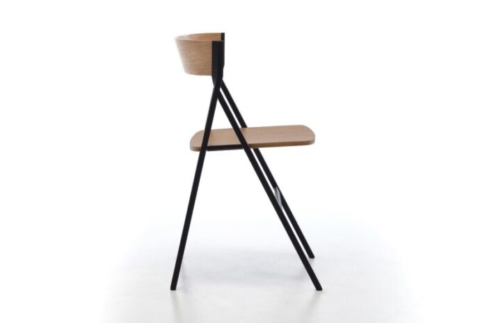 Krzesła składane – funkcjonalny mebel do małego mieszkania