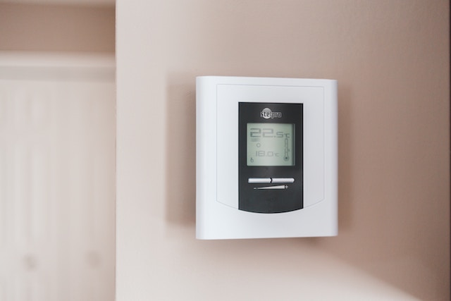 Izolacja termiczna w domu: jak prostymi sposobami ograniczyć utratę ciepła?