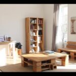 Różne meble DIY w nowoczesnym wnętrzu - biurko, regał i stolik kawowy wykonane z palet