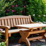 Gotowa ławka z desek i stół ogrodowy w ogrodzie