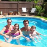 Gotowy basen w ogrodzie zrób to sam z rodziną korzystającą z niego w słoneczny dzień