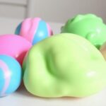 Kolorowe gniotki bez mąki ułożone na stole - jak zrobić gniotka bez mąki