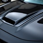 Wlot powietrza na masce samochodu sportowego